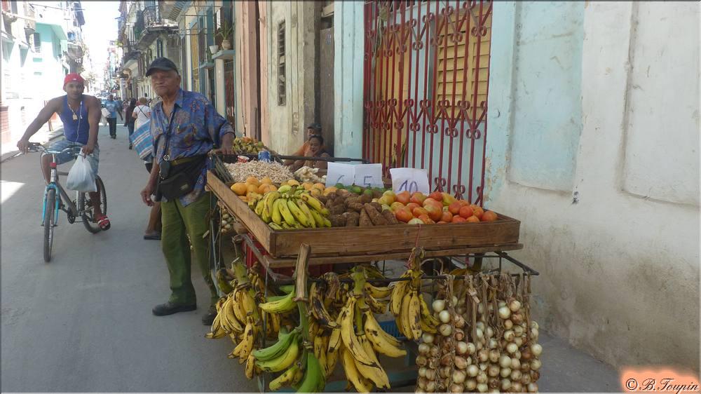 Marchand de fruits dans les rues de la vielle ville.